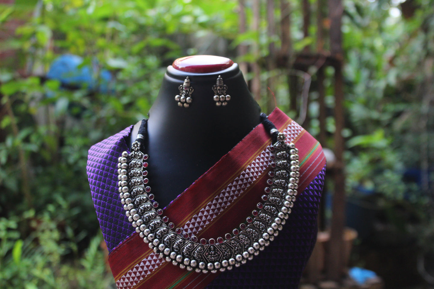 नर्तकी वज्रटीक + कानातले - Nartaki Vajrateek + Earrings