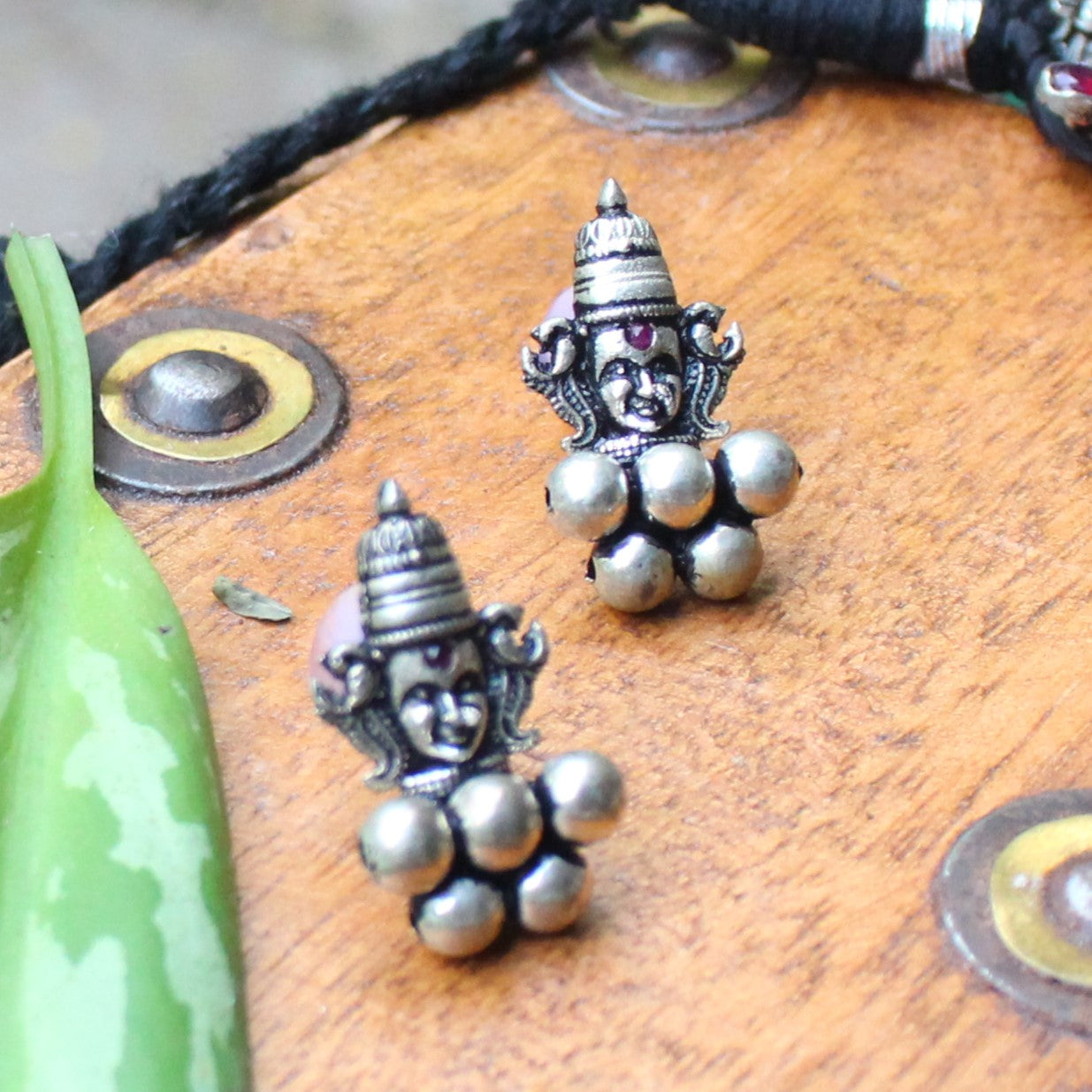 नर्तकी वज्रटीक + कानातले - Nartaki Vajrateek + Earrings
