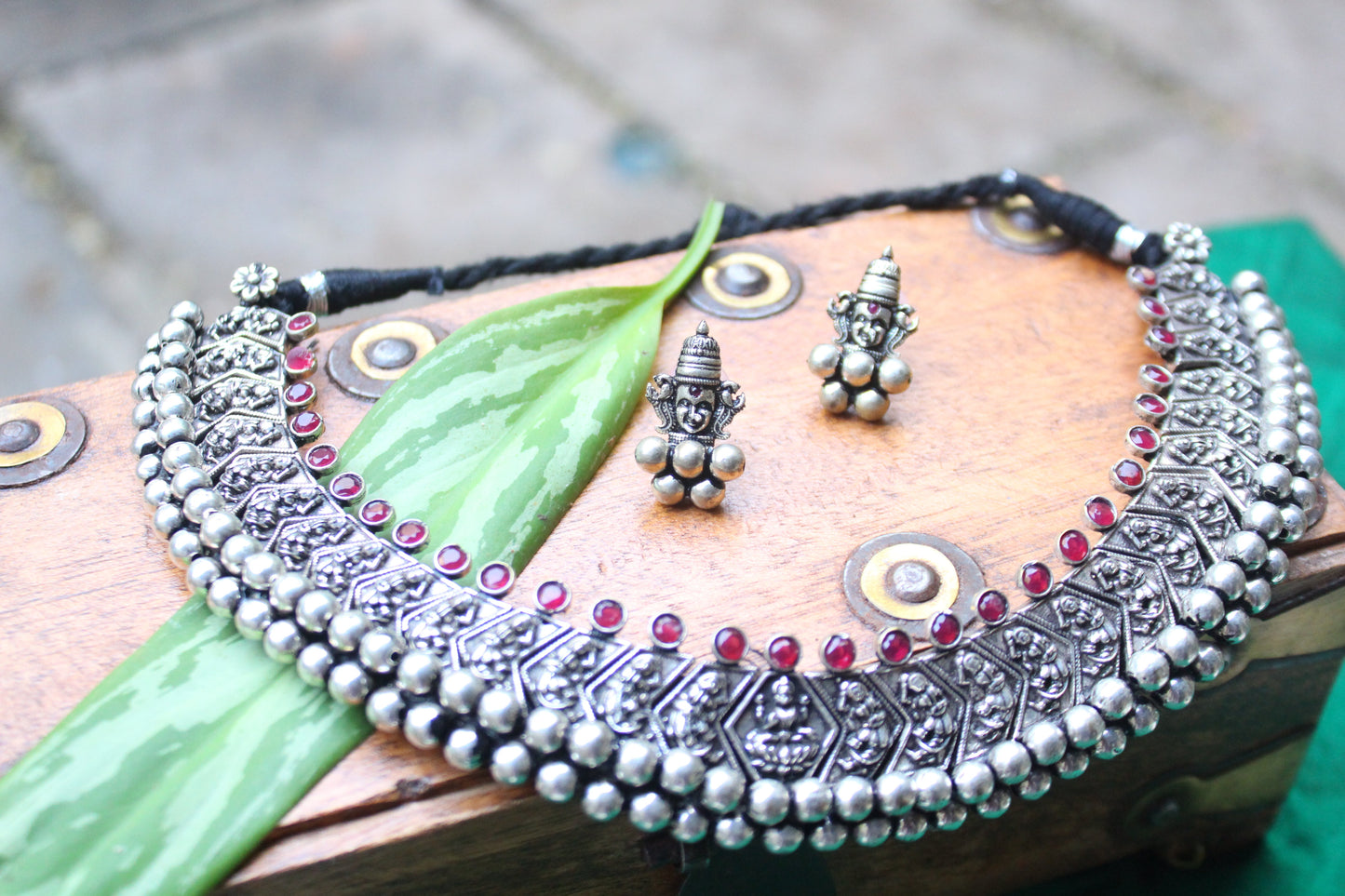 नर्तकी वज्रटीक + कानातले - Nartaki Vajrateek + Earrings