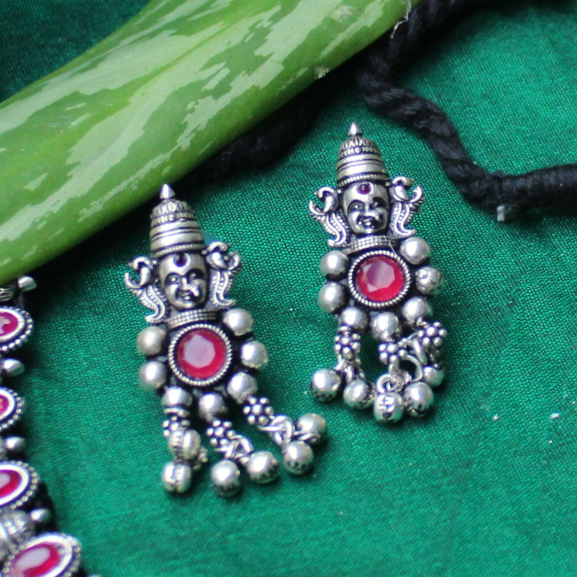 देवी वज्रटीक + कानातले - Devi Vajrateek + Earrings