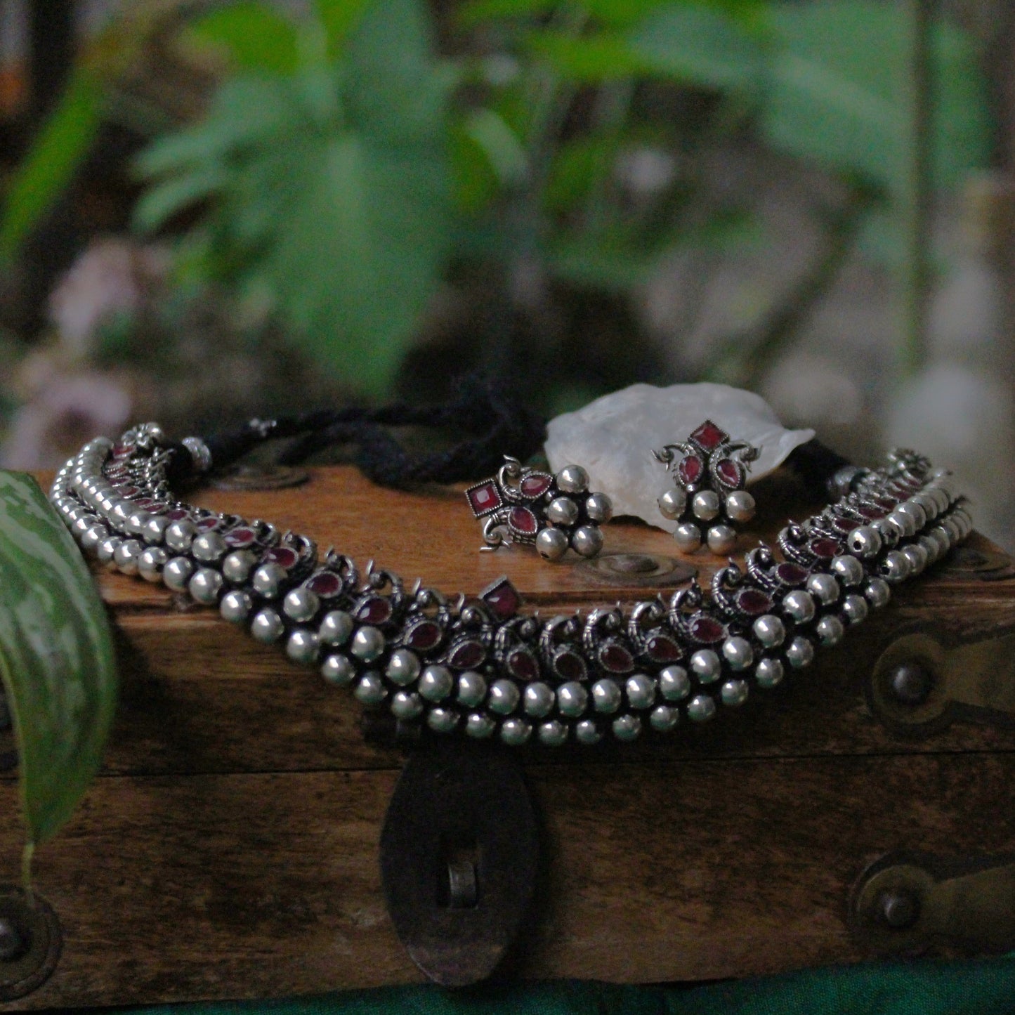 मयूर वज्रटीक + कानातले - Mayur Vajrateek + Earrings