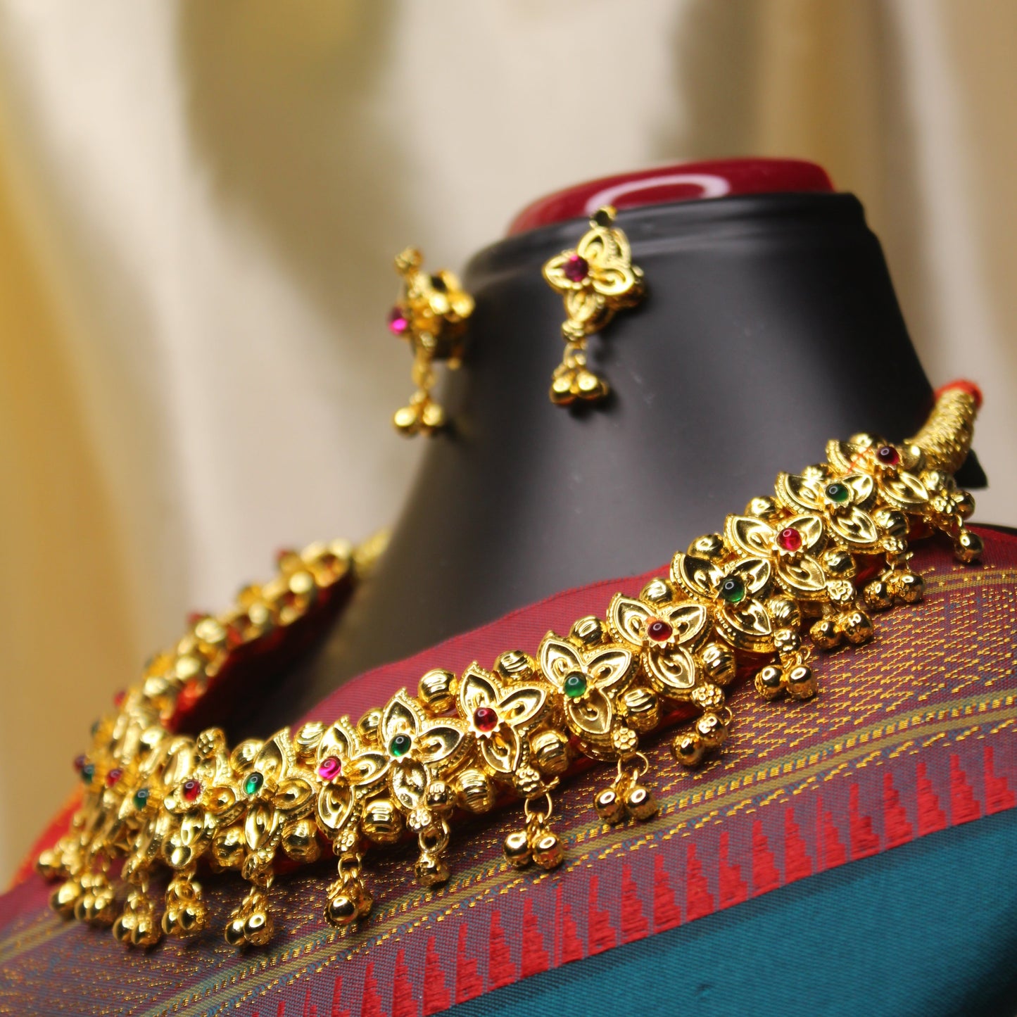 बेलपानटिक– Belpantik with earings