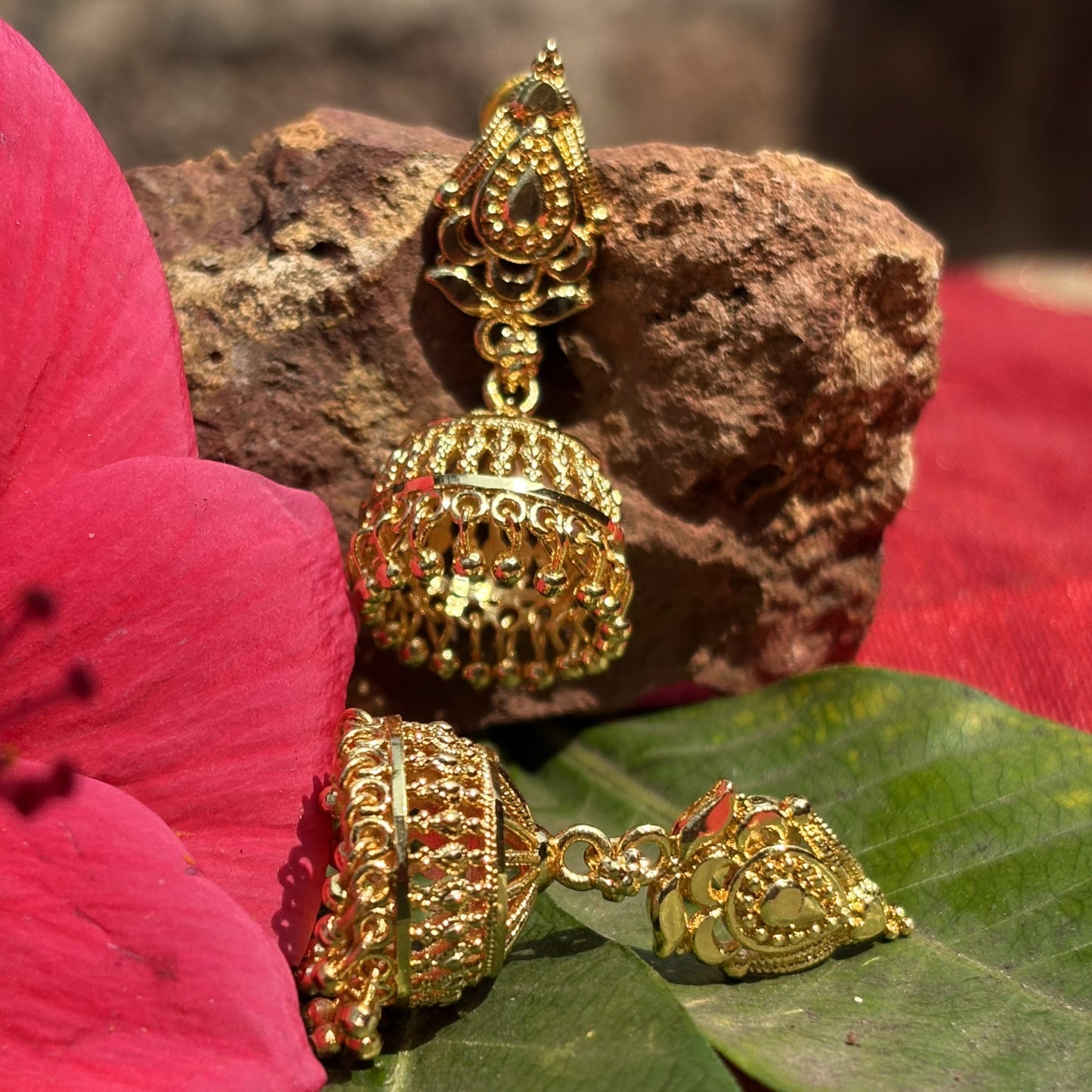 लतिका सोनेरी झुमके- Latika Soneri Zumke