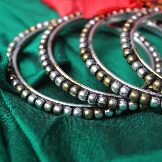 एक दानी बांगड्या (Ekdani Bangles)
