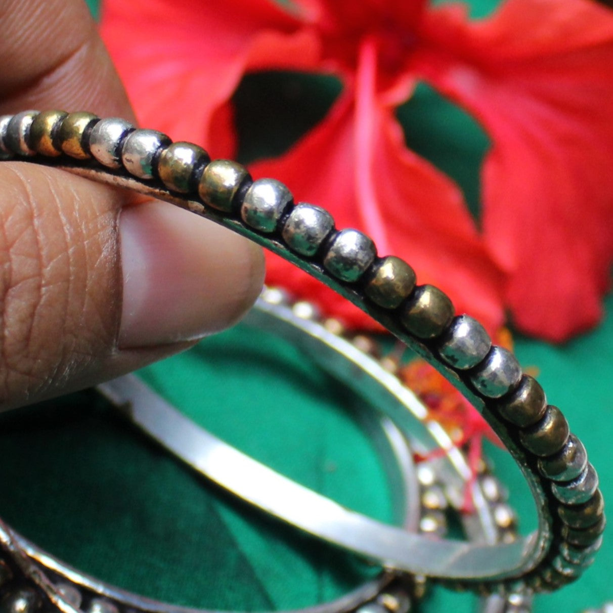 एक दानी बांगड्या (Ekdani Bangles)