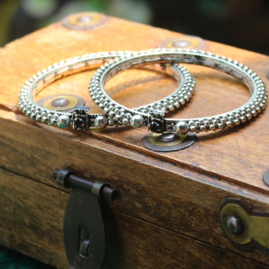 ठुशी बांगडी (Thushi Bangles)