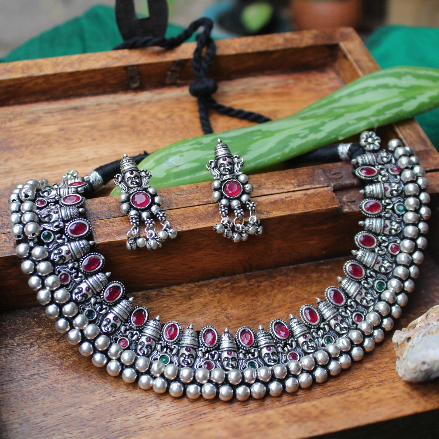 देवी वज्रटीक + कानातले - Devi Vajrateek + Earrings