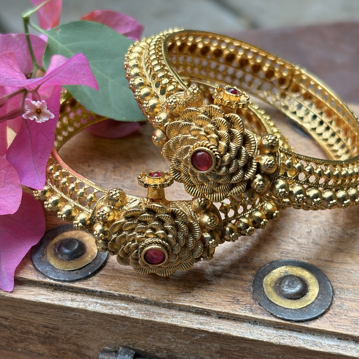 गुलाब तोडे (Gulab Tode)