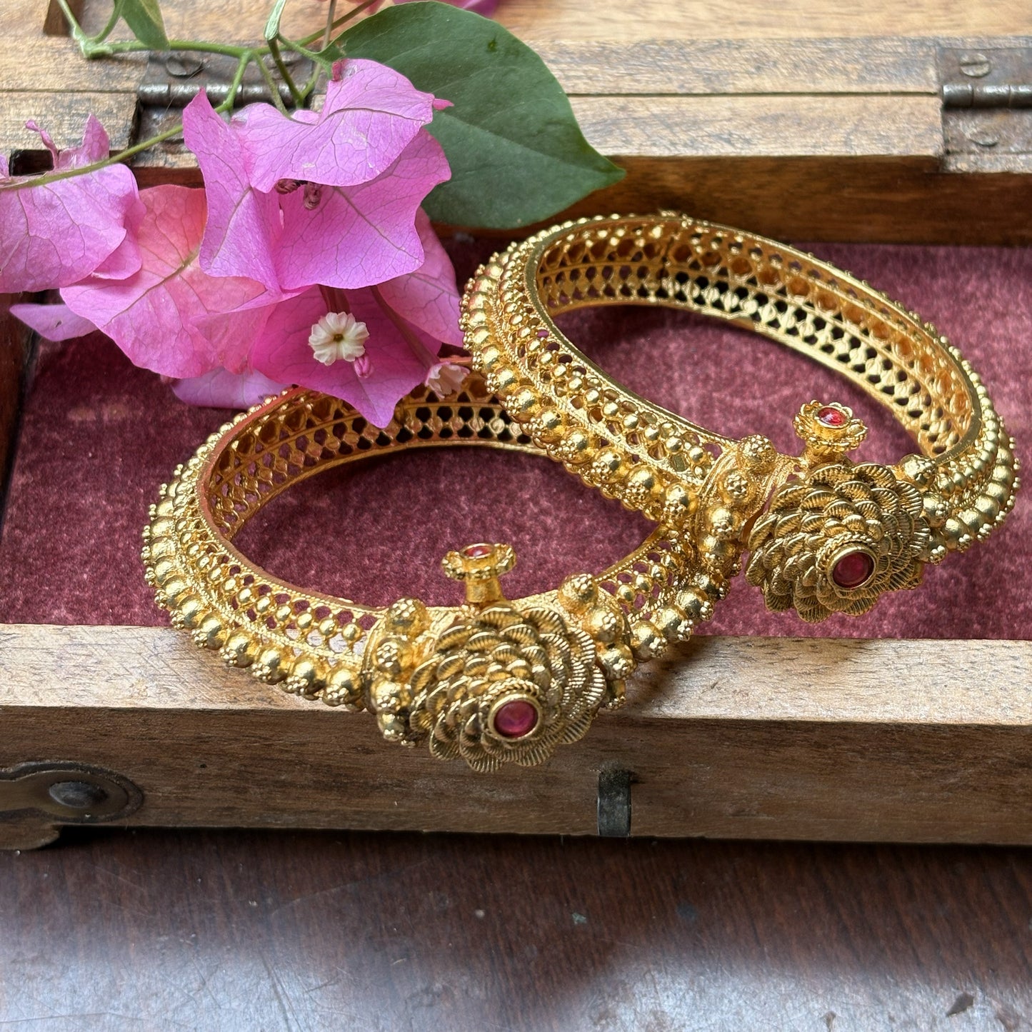 गुलाब तोडे (Gulab Tode)