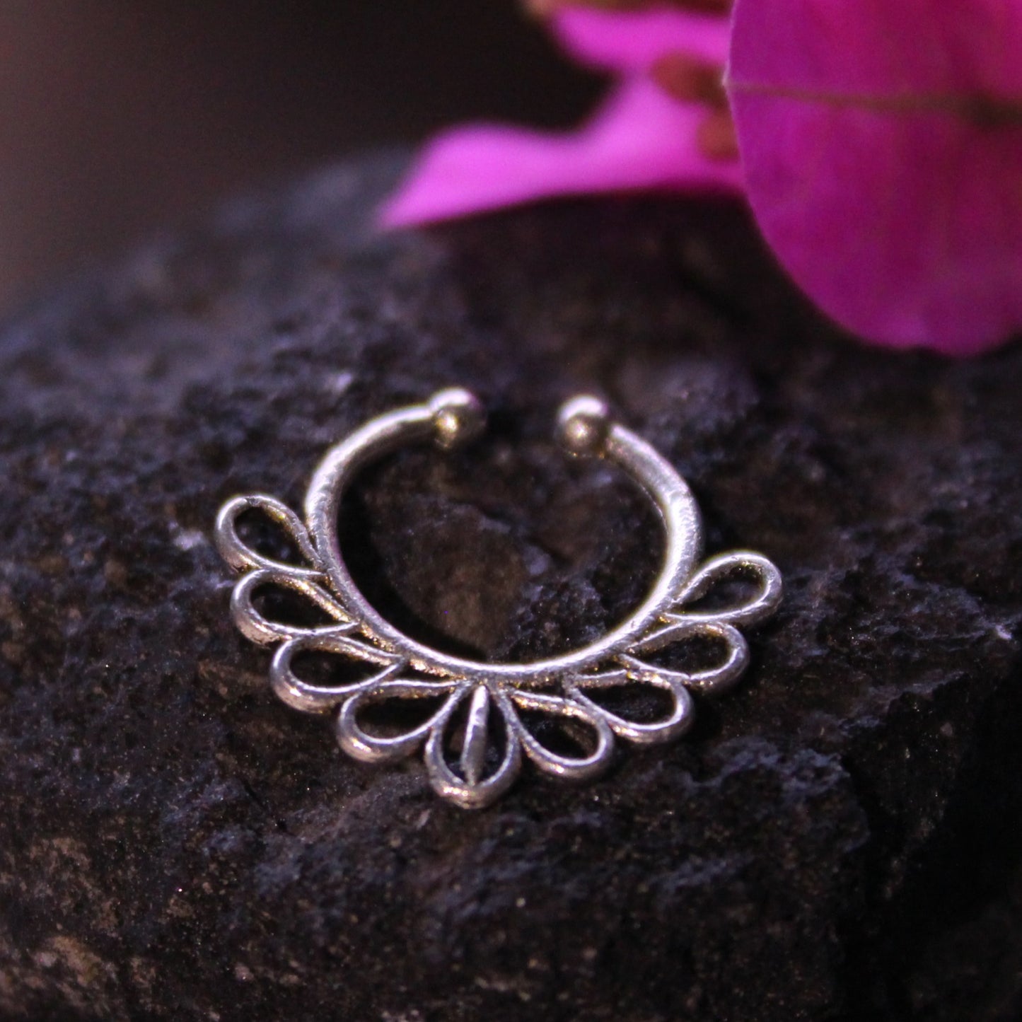 मध्यनथ - Nose Septum