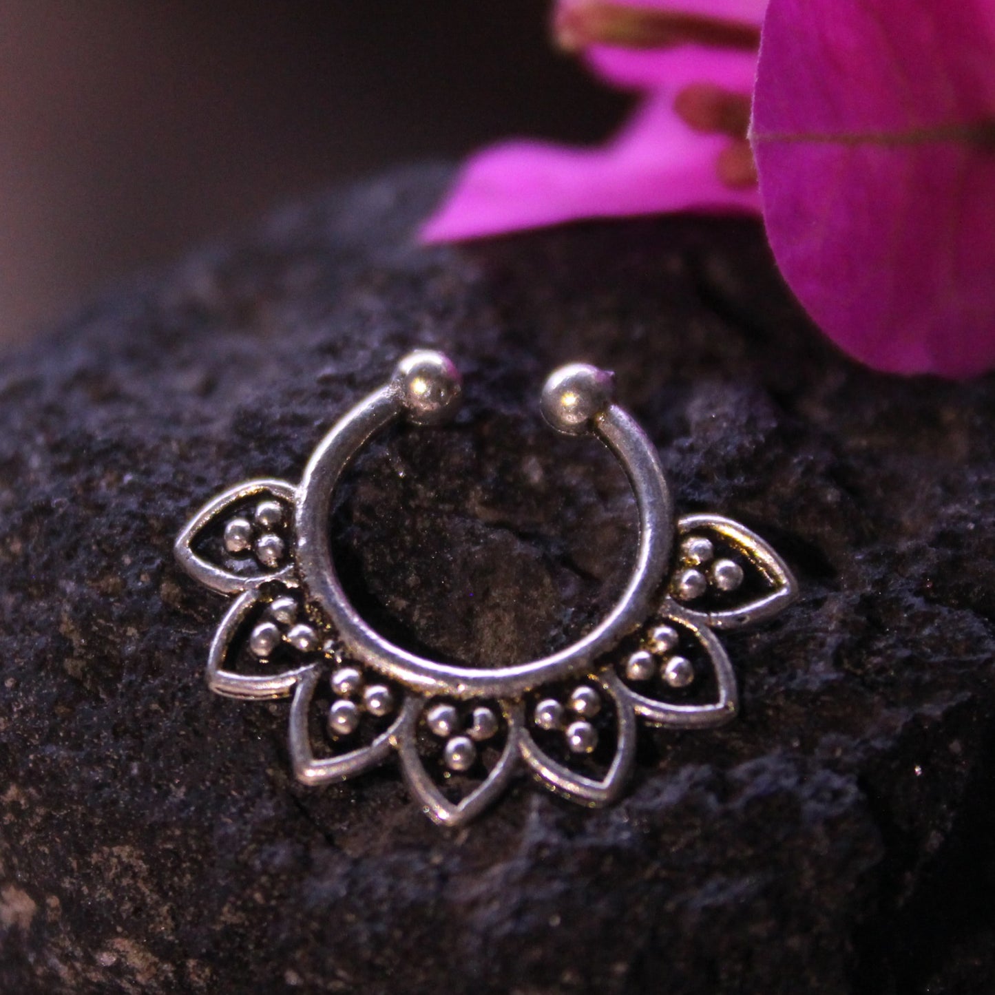 मध्यनथ - Nose Septum