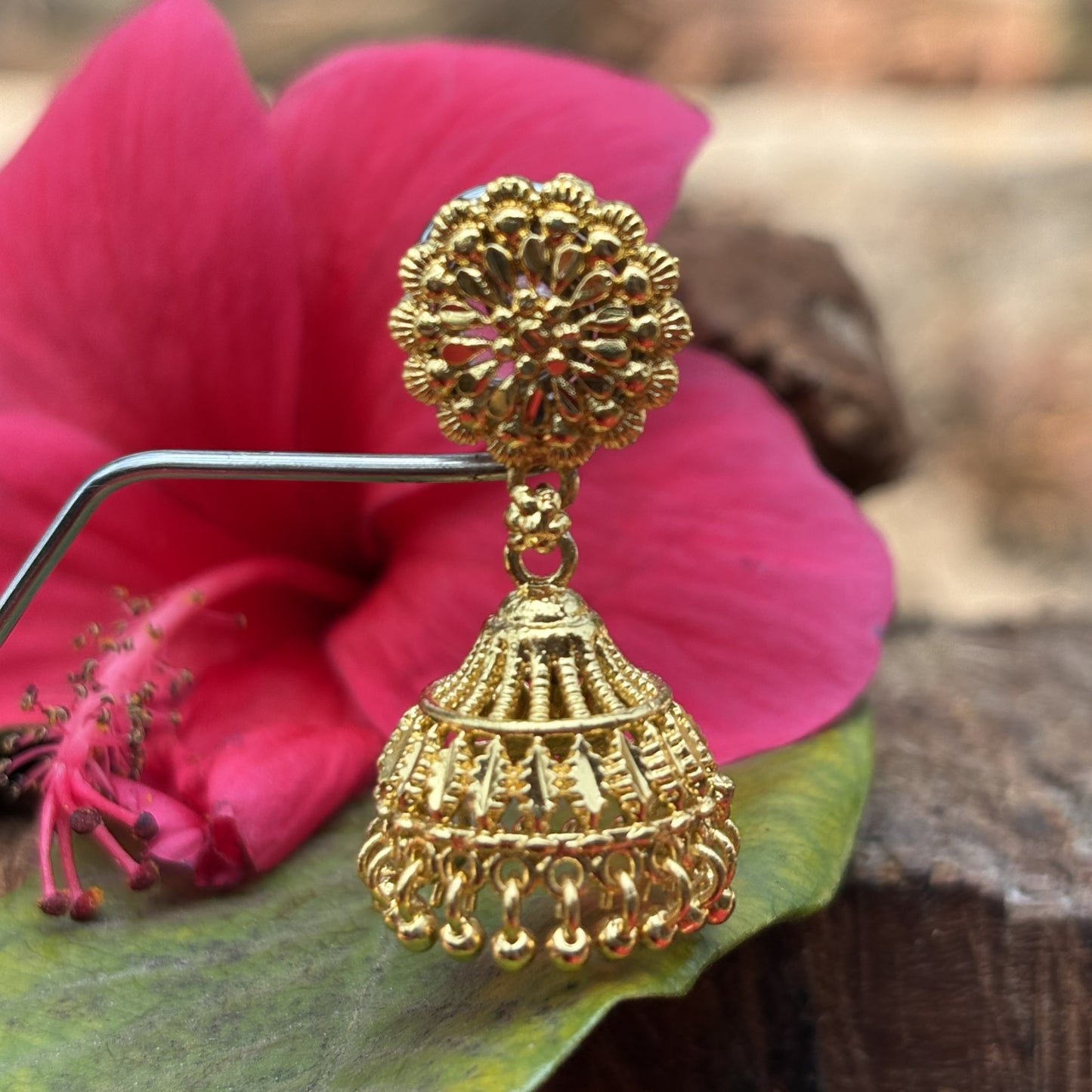 चांद्रिका सोनेरी झुमके- Chandrika Soneri  Zumke