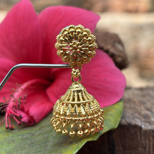 चांद्रिका सोनेरी झुमके- Chandrika Soneri  Zumke