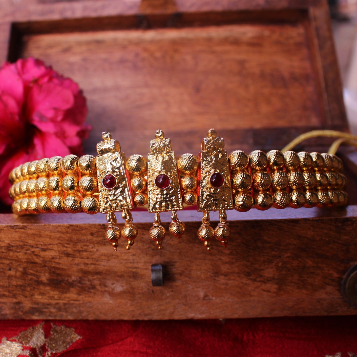 गादी ठुशी – Gadi Thushi with Pendant